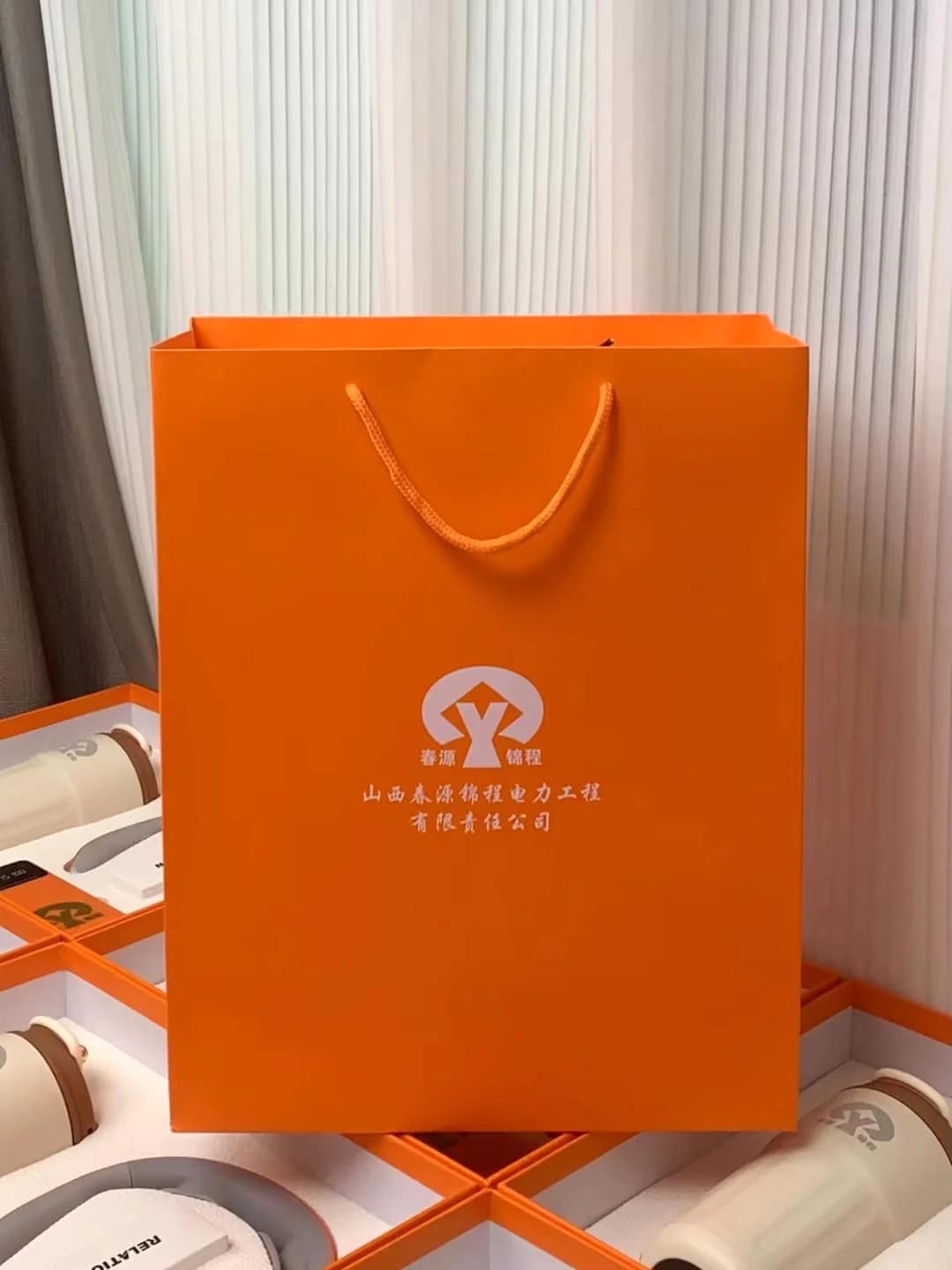 Custom your logo/name/sticker bottle/massager/powder bank gift/souvenir set Cambodia